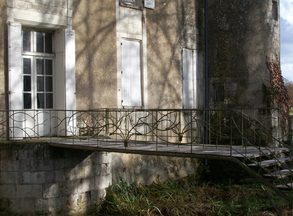Châtellerault: A 14th–15th Century Listed Historic Monument In Need Of Renovation, Set In 4 Hectares