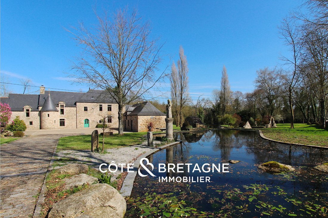 Côte & Bretagne Immobilier Vous Propose : Manoir Du XVII Ie Siècle Sur 6,9 Ha Avec étang, Cours D’eau