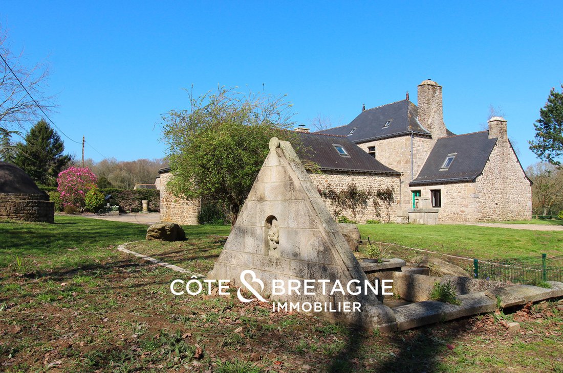 Côte & Bretagne Immobilier Vous Propose : Manoir Du XVII Ie Siècle Sur 6,9 Ha Avec étang, Cours D’eau