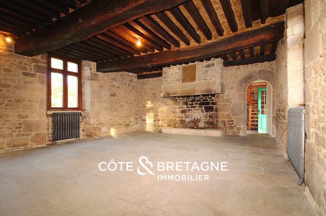 Côte & Bretagne Immobilier Vous Propose : Manoir Du XVII Ie Siècle Sur 6,9 Ha Avec étang, Cours D’eau