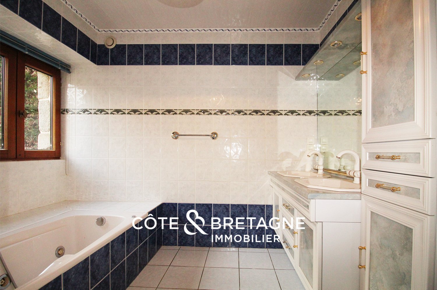 Côte & Bretagne Immobilier Vous Propose : Manoir Du XVII Ie Siècle Sur 6,9 Ha Avec étang, Cours D’eau