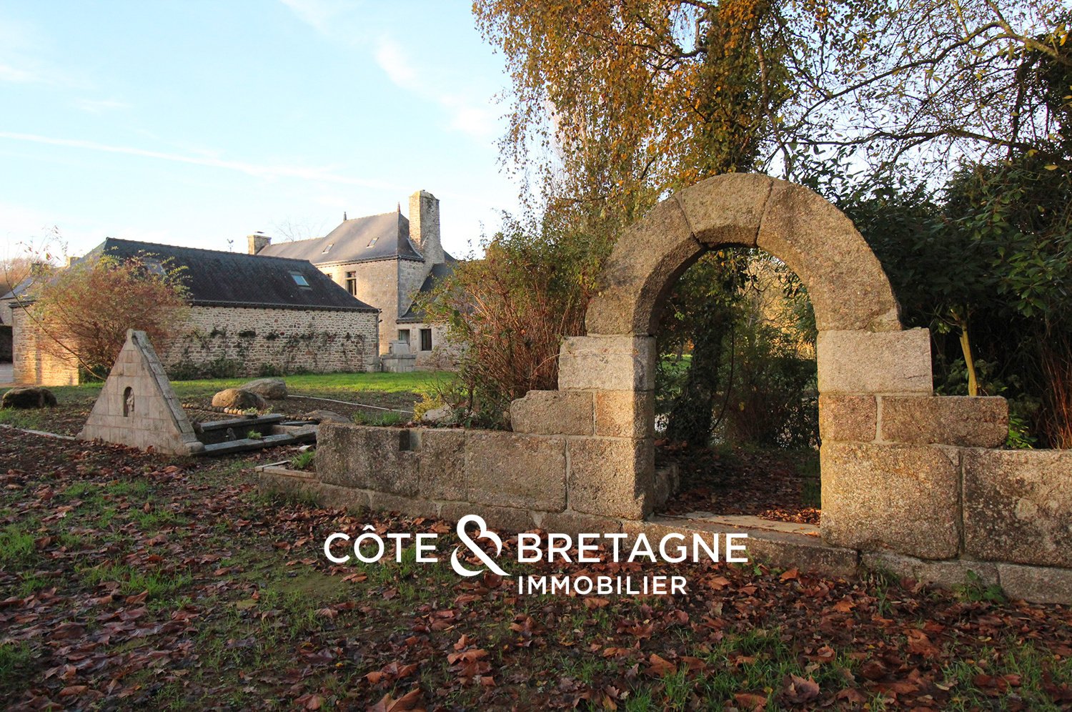 Côte & Bretagne Immobilier Vous Propose : Manoir Du XVII Ie Siècle Sur 6,9 Ha Avec étang, Cours D’eau