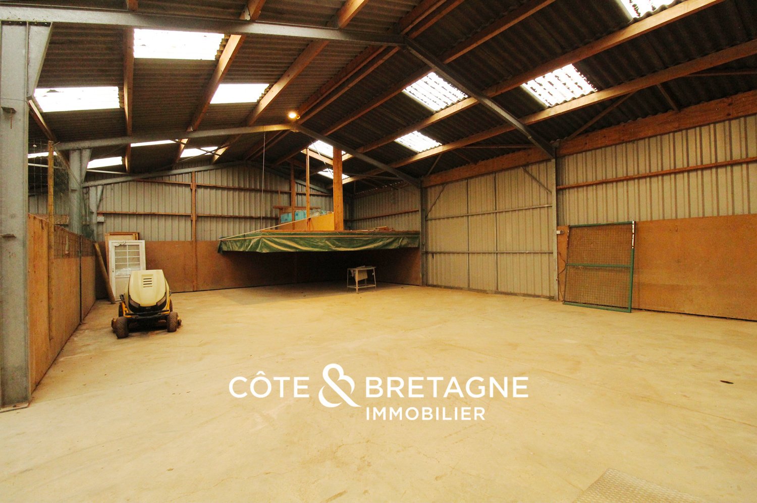 Côte & Bretagne Immobilier Vous Propose : Manoir Du XVII Ie Siècle Sur 6,9 Ha Avec étang, Cours D’eau