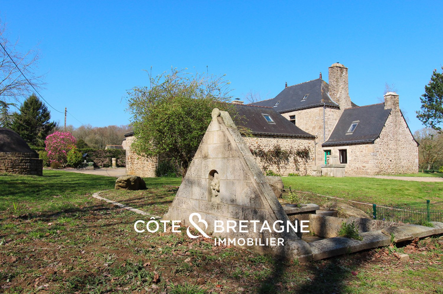 Côte & Bretagne Immobilier Vous Propose : Manoir Du XVII Ie Siècle Sur 6,9 Ha Avec étang, Cours D’eau