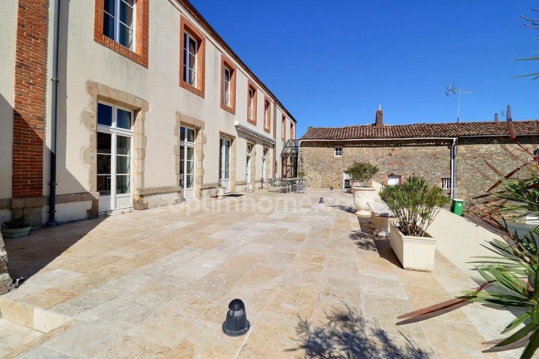Domaine De Charme Du Xviᵉ Siècle Aux Portes De Cholet (49) — Logis De 500 M² 550 M² De Dépendances - 4