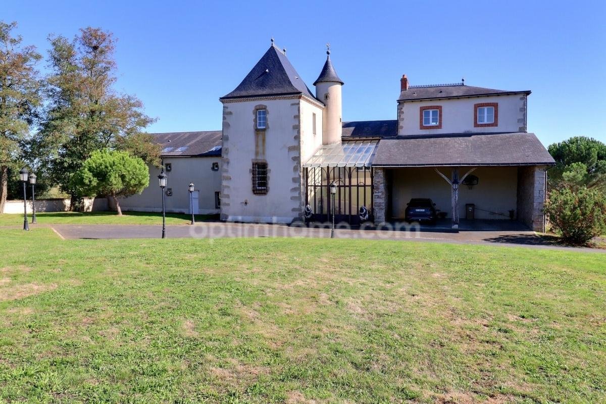 Domaine De Charme Du Xviᵉ Siècle Aux Portes De Cholet (49) — Logis De 500 M² 550 M² De Dépendances