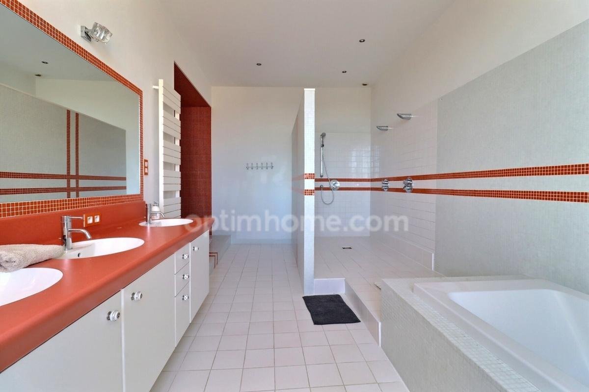 Domaine De Charme Du Xviᵉ Siècle Aux Portes De Cholet (49) — Logis De 500 M² 550 M² De Dépendances