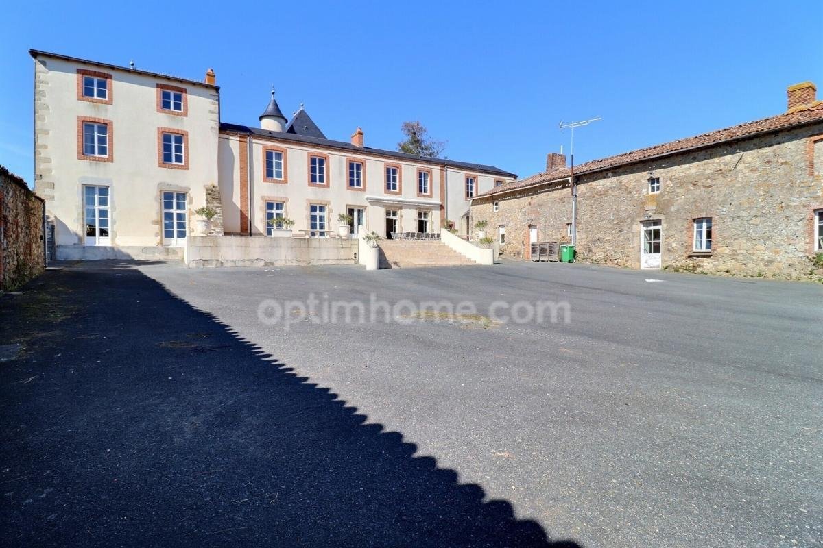 Domaine De Charme Du Xviᵉ Siècle Aux Portes De Cholet (49) — Logis De 500 M² 550 M² De Dépendances