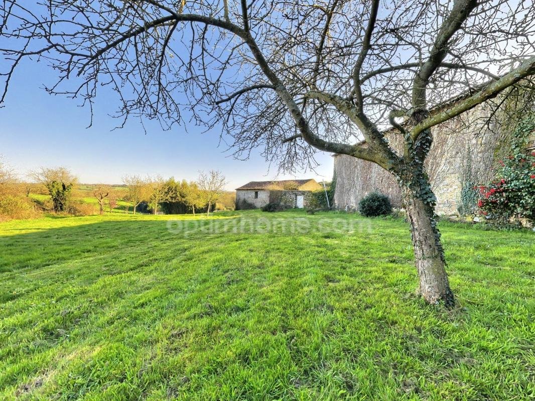 Domaine De Charme Du Xviᵉ Siècle Aux Portes De Cholet (49) — Logis De 500 M² 550 M² De Dépendances