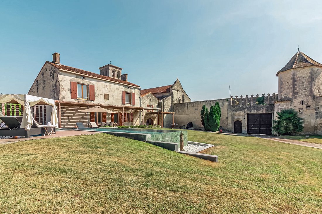 Exceptional 360 M² Historic Residence With Infinity Pool And Panoramic Views Near Segonzac