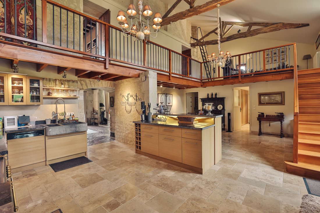 Exceptional 360 M² Historic Residence With Infinity Pool And Panoramic Views Near Segonzac