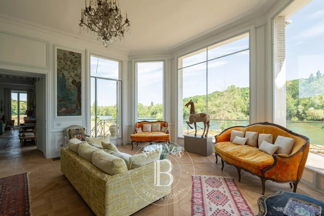 Fontainebleau – Château And Estate Buildings – 30 Hectares – Exceptional Views