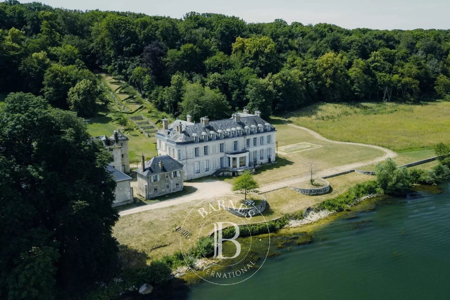 Fontainebleau – Château And Estate Buildings – 30 Hectares – Exceptional Views