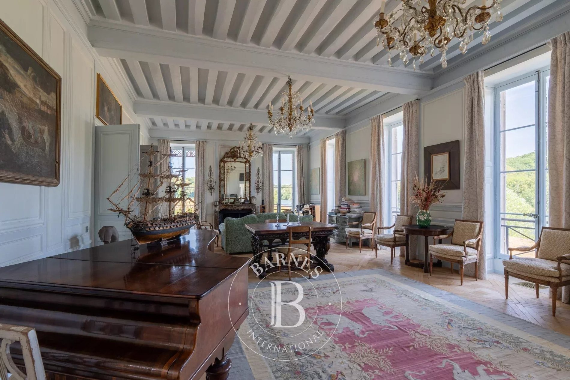 Fontainebleau – Château And Estate Buildings – 30 Hectares – Exceptional Views