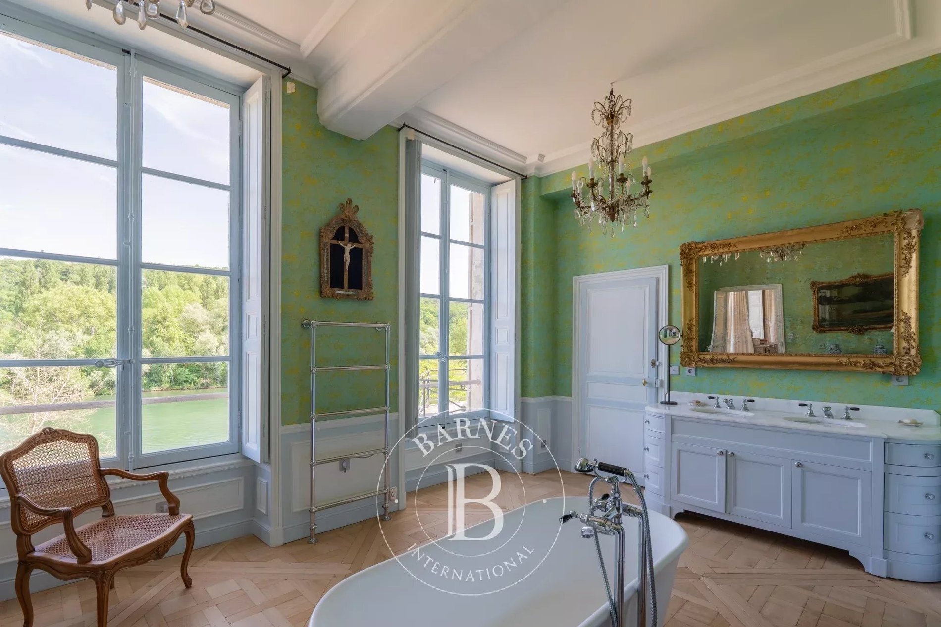 Fontainebleau – Château And Estate Buildings – 30 Hectares – Exceptional Views