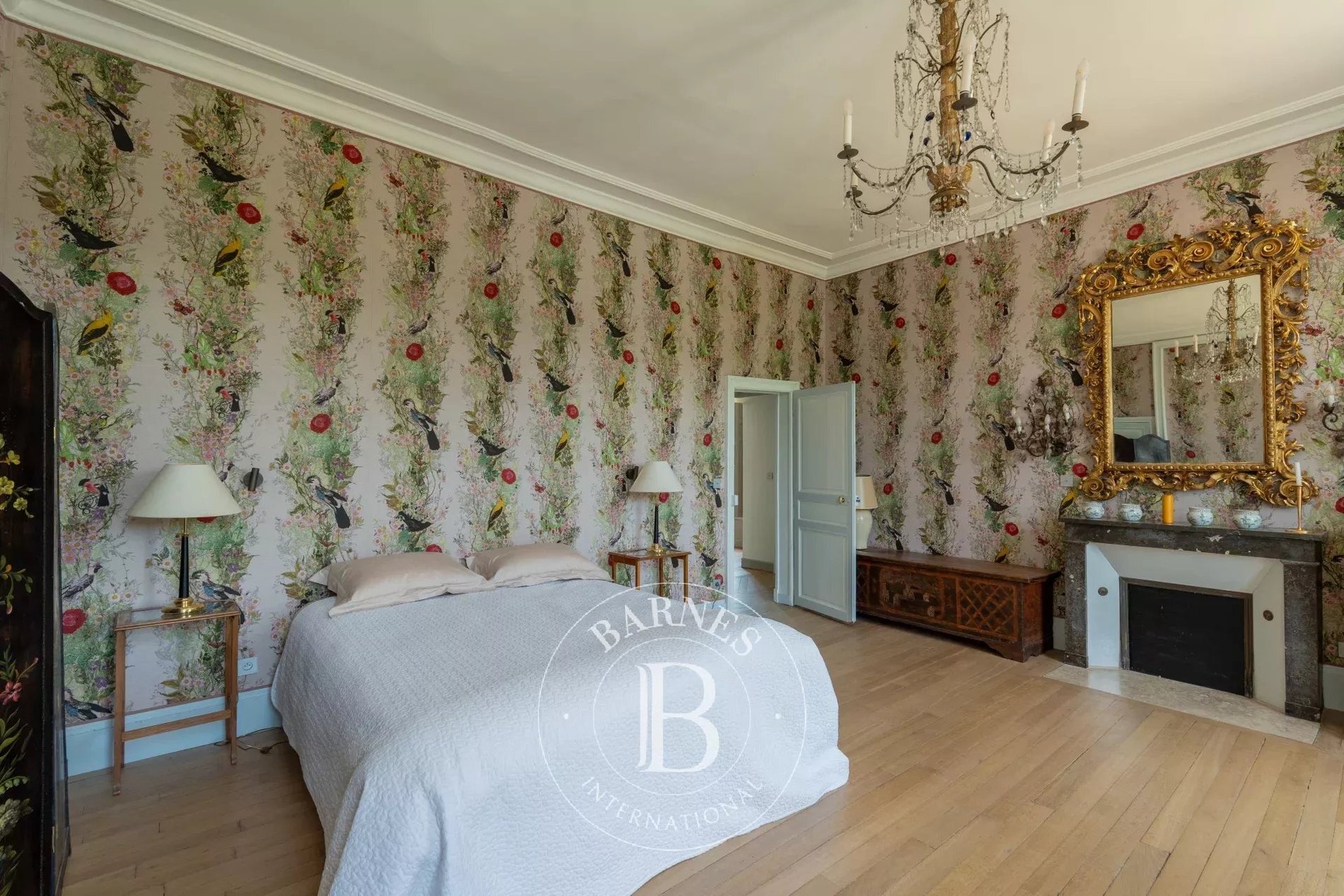 Fontainebleau – Château And Estate Buildings – 30 Hectares – Exceptional Views