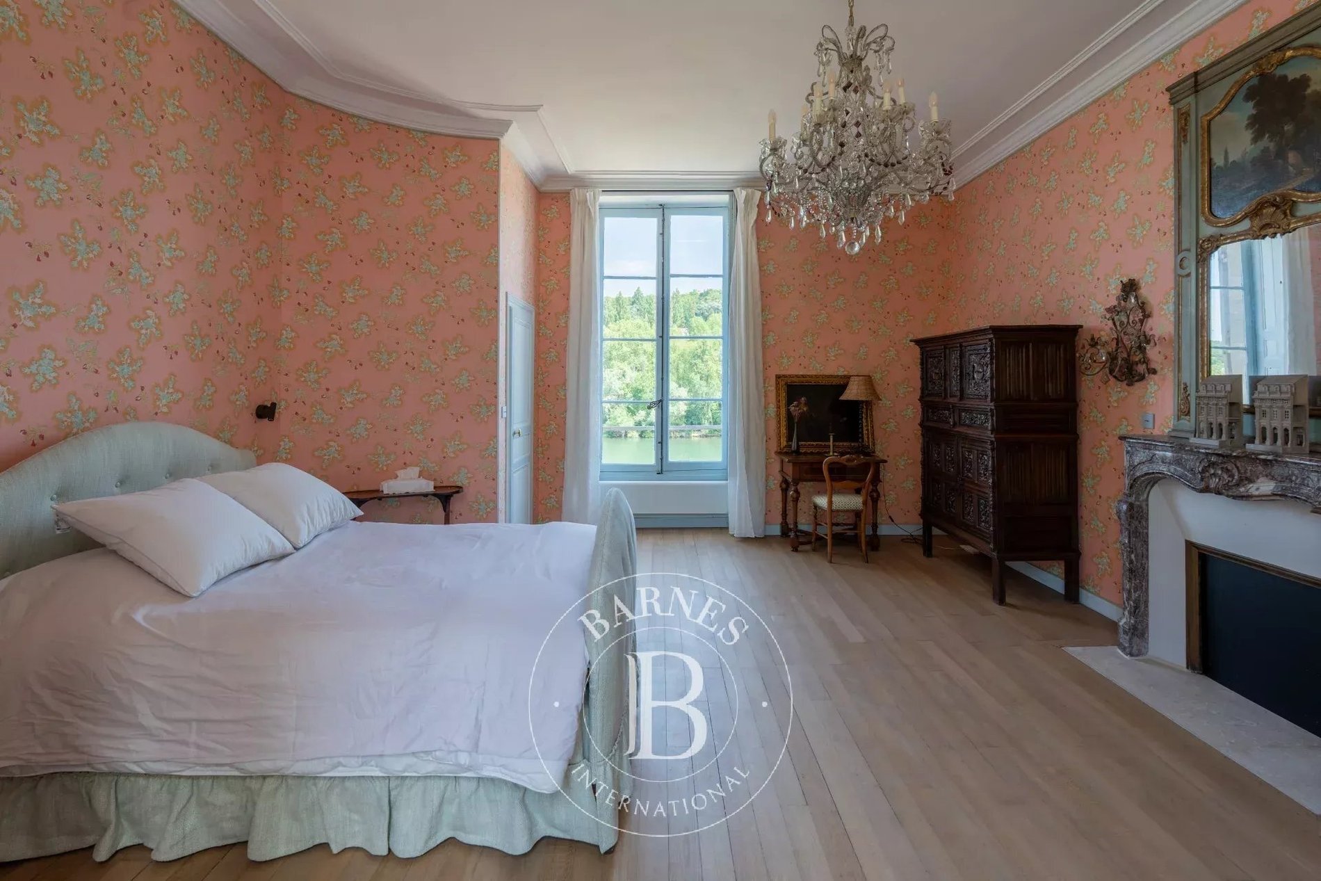 Fontainebleau – Château And Estate Buildings – 30 Hectares – Exceptional Views