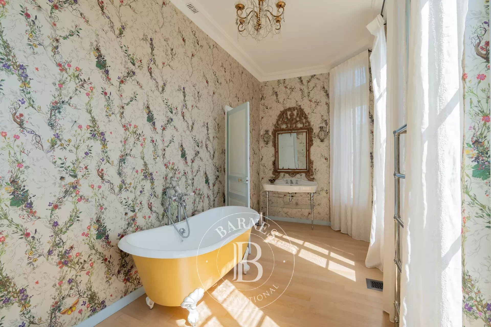 Fontainebleau – Château And Estate Buildings – 30 Hectares – Exceptional Views
