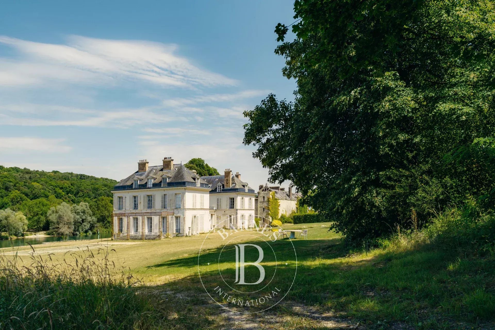 Fontainebleau – Château And Estate Buildings – 30 Hectares – Exceptional Views