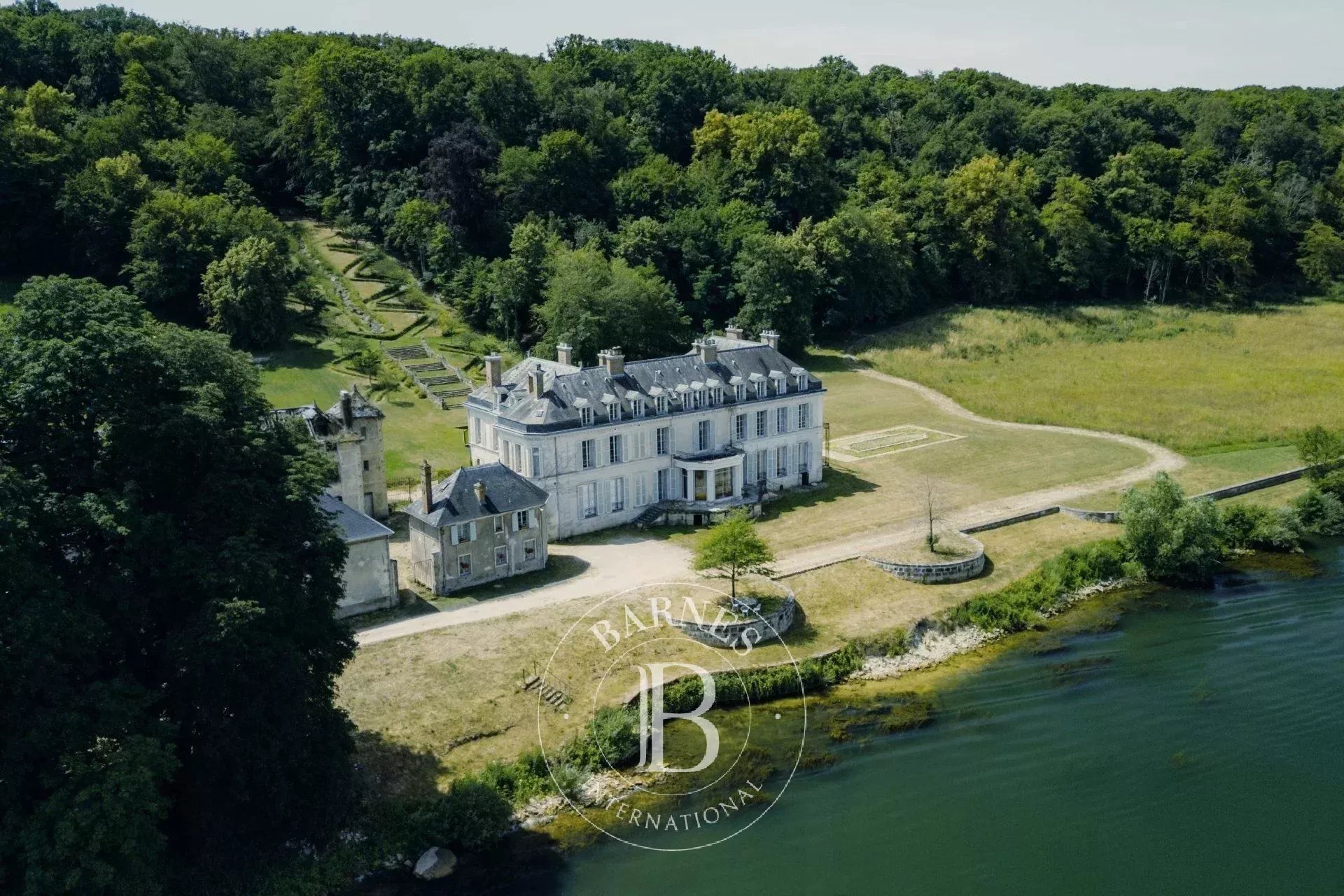 Fontainebleau – Château And Estate Buildings – 30 Hectares – Exceptional Views