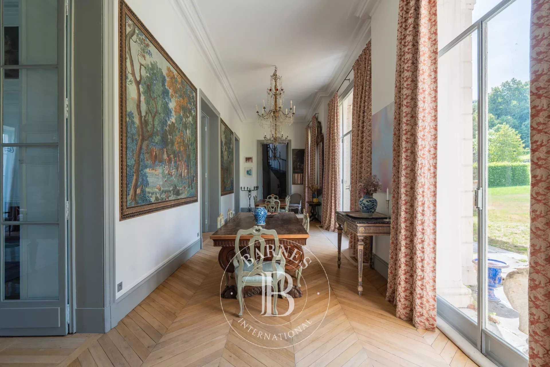 Fontainebleau – Château And Estate Buildings – 30 Hectares – Exceptional Views