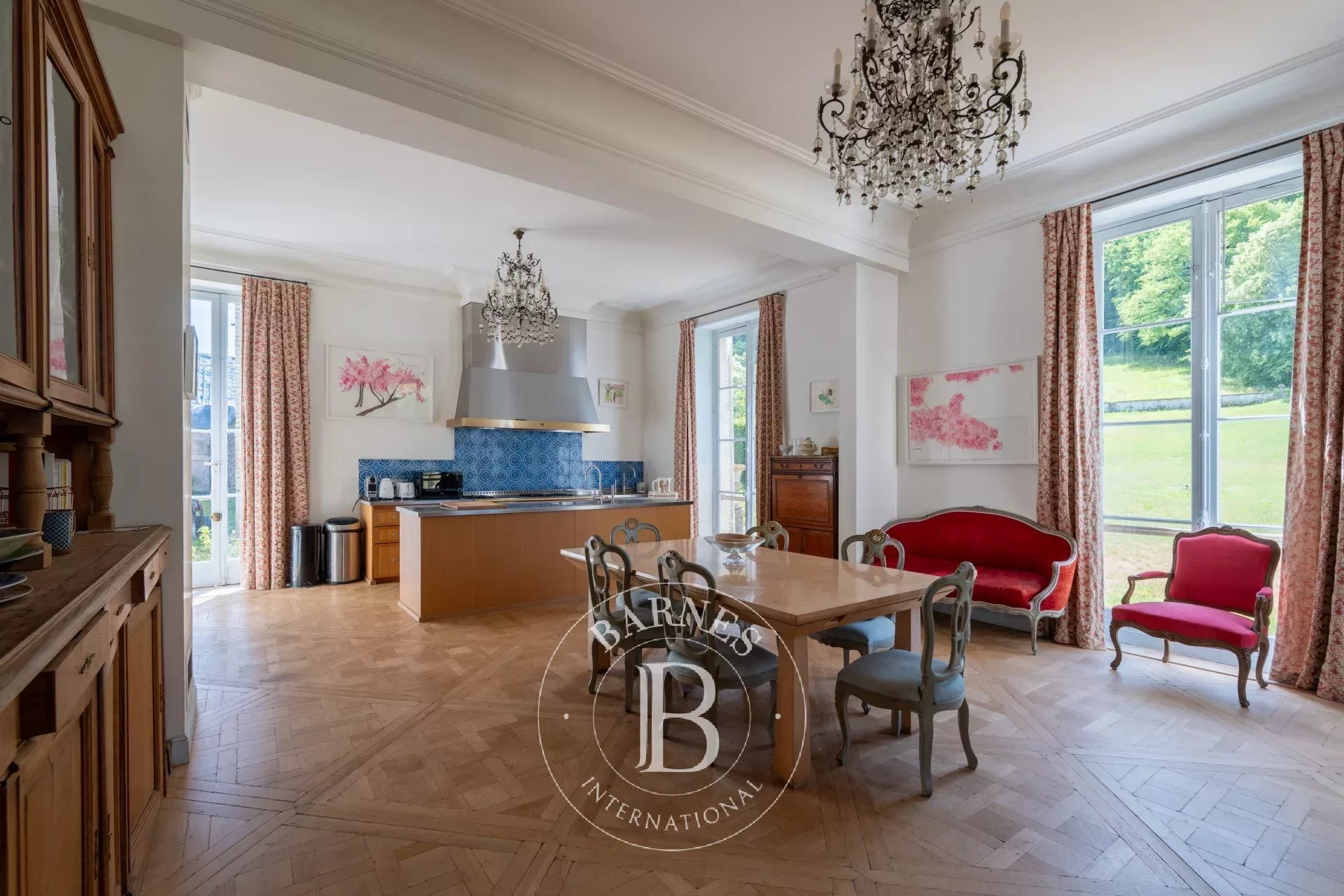 Fontainebleau – Château And Estate Buildings – 30 Hectares – Exceptional Views