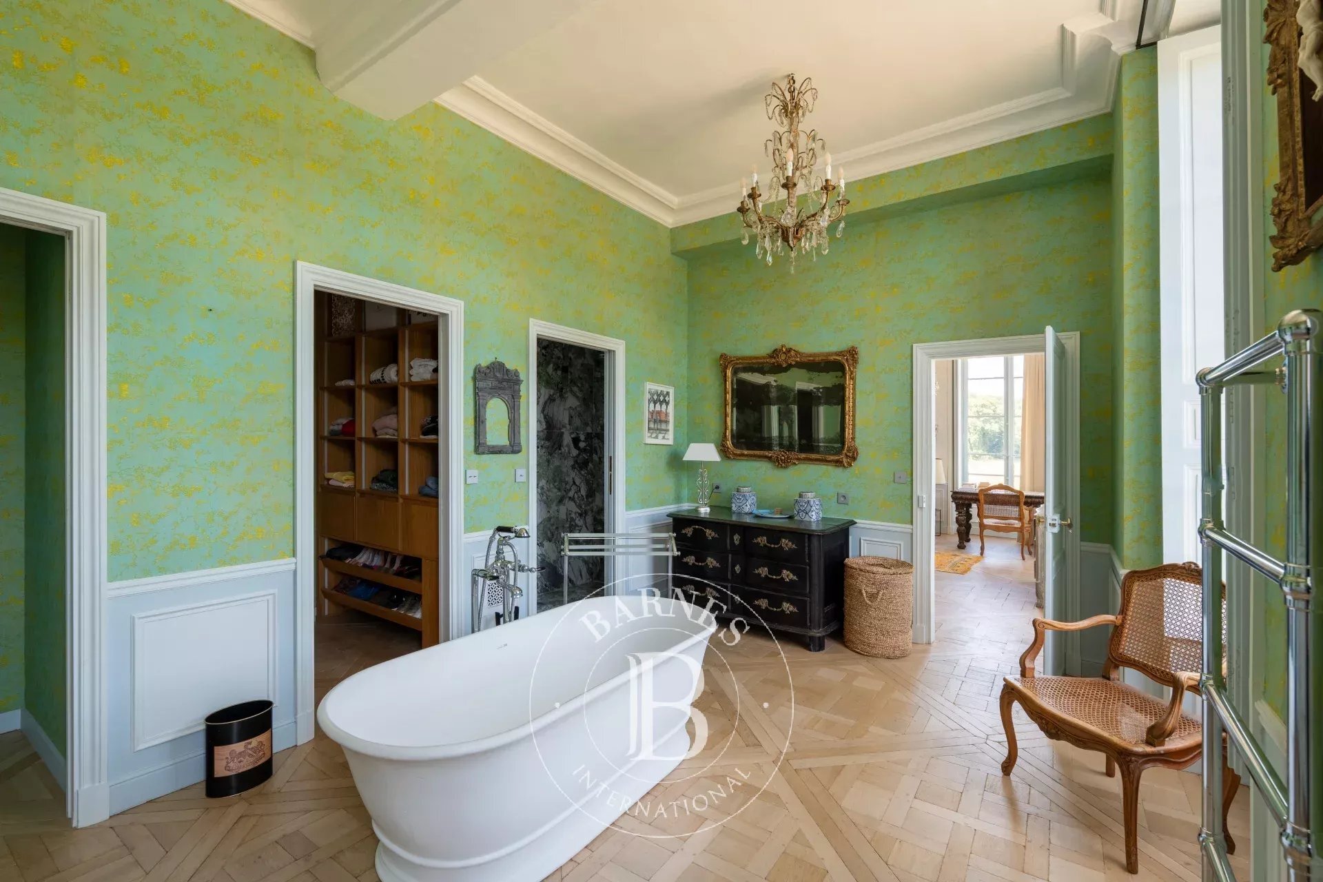 Fontainebleau – Château And Estate Buildings – 30 Hectares – Exceptional Views