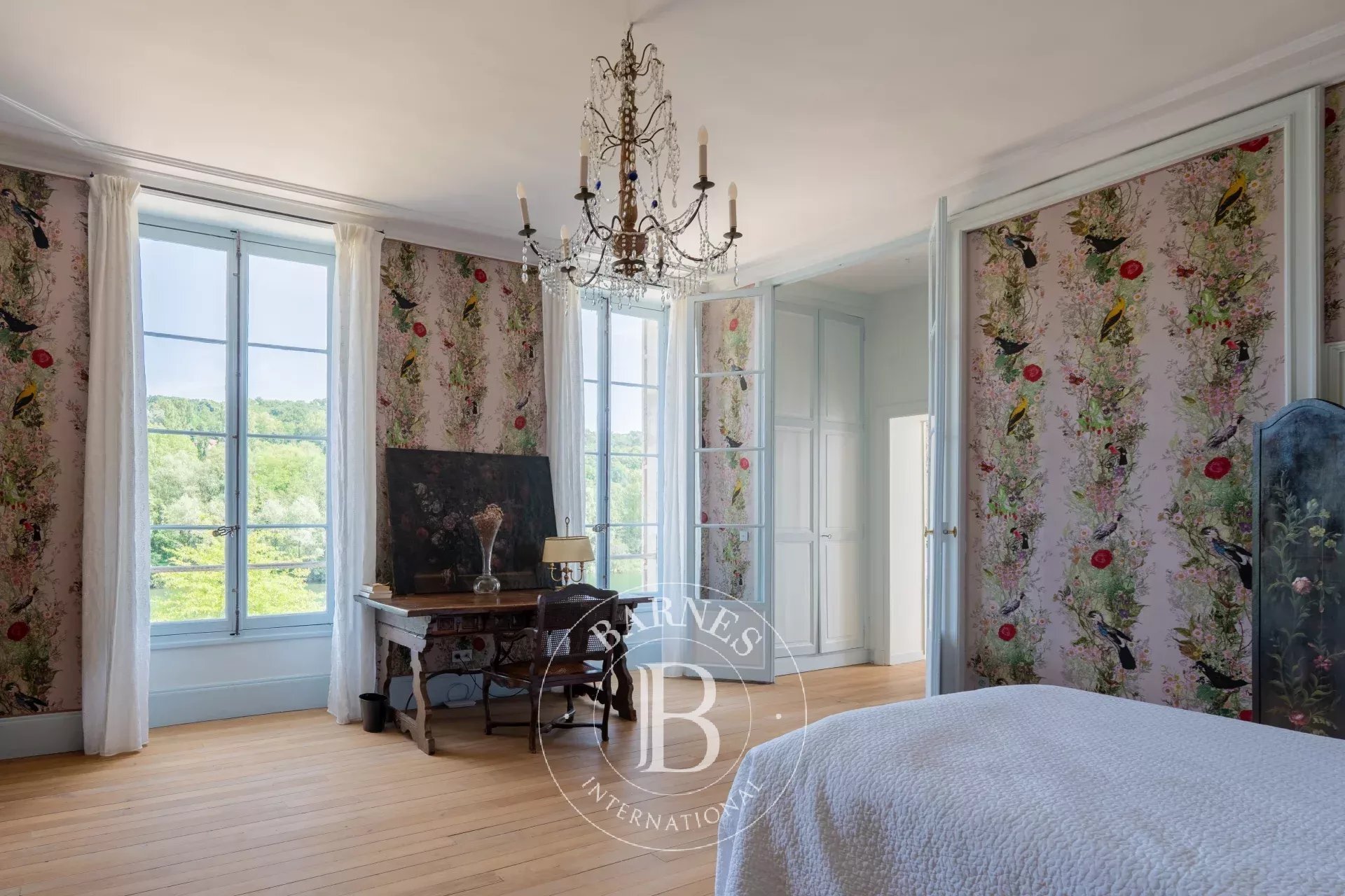 Fontainebleau – Château And Estate Buildings – 30 Hectares – Exceptional Views