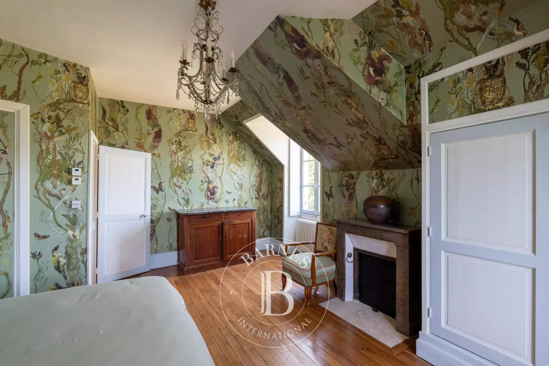 Fontainebleau – Château And Estate Buildings – 30 Hectares – Exceptional Views