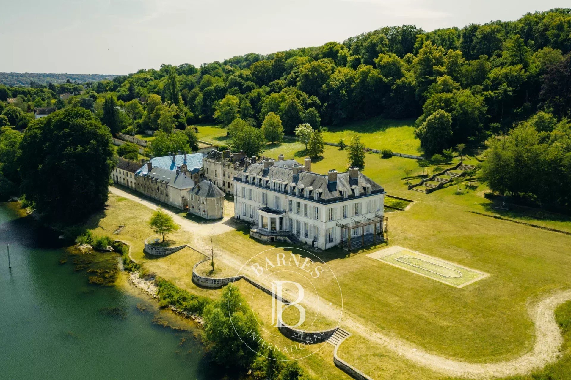 Fontainebleau – Château And Estate Buildings – 30 Hectares – Exceptional Views