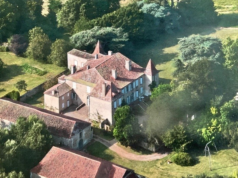 Gers (32), Very Beautiful Family Castle, 45 Ha With Outbuildings, Somewhat Hidden, In A Dominant Posi