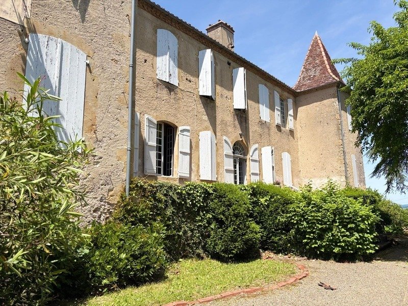 Gers (32), Very Beautiful Family Castle, 45 Ha With Outbuildings, Somewhat Hidden, In A Dominant Posi