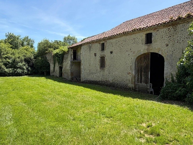 Gers (32), Very Beautiful Family Castle, 45 Ha With Outbuildings, Somewhat Hidden, In A Dominant Posi