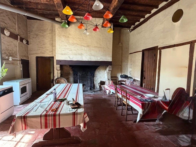 Gers (32), Very Beautiful Family Castle, 45 Ha With Outbuildings, Somewhat Hidden, In A Dominant Posi