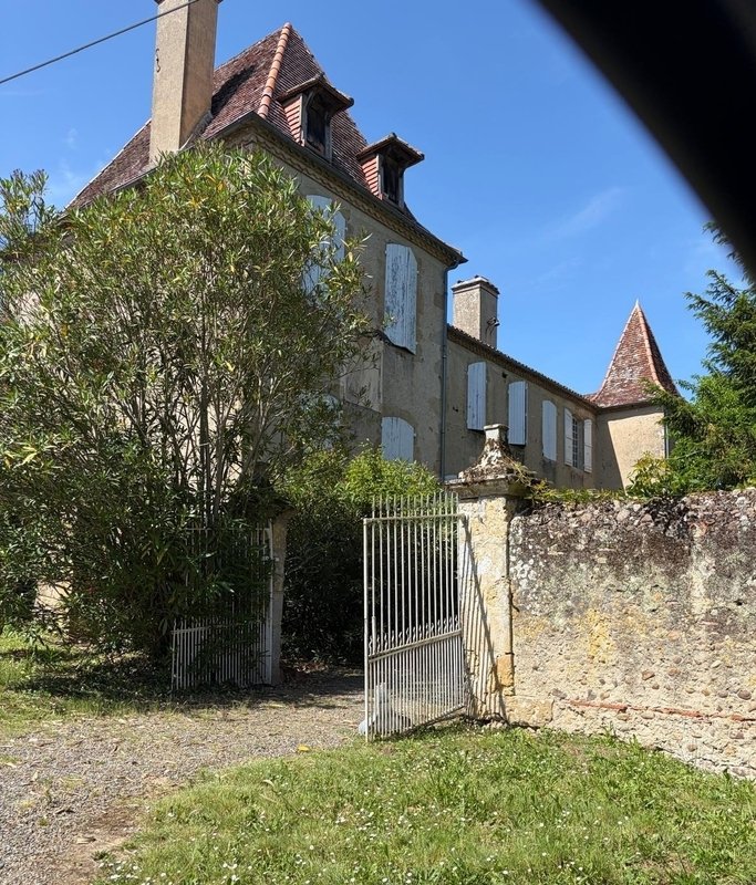 Gers (32), Very Beautiful Family Castle, 45 Ha With Outbuildings, Somewhat Hidden, In A Dominant Posi