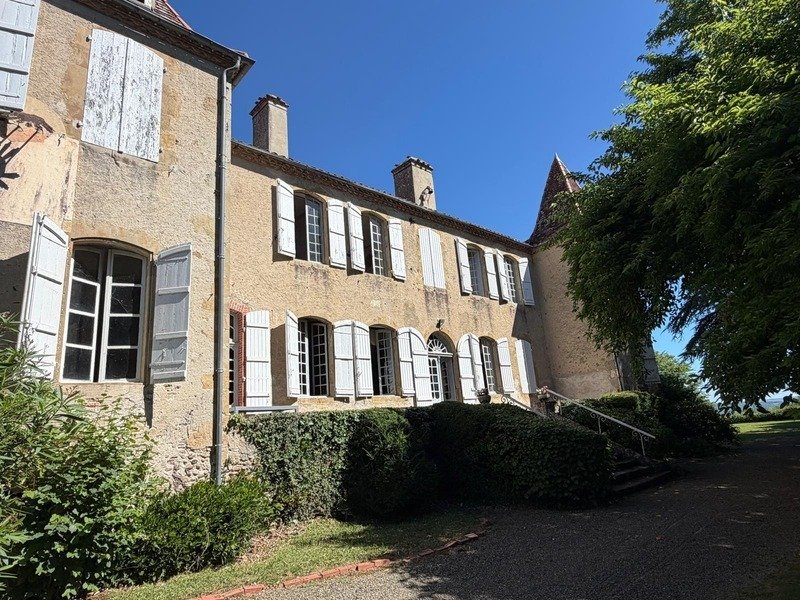 Gers (32), Very Beautiful Family Castle, 45 Ha With Outbuildings, Somewhat Hidden, In A Dominant Posi