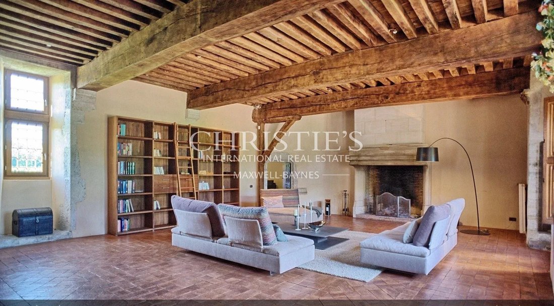 Magnificent Fully Renovated 15 Th Century Château