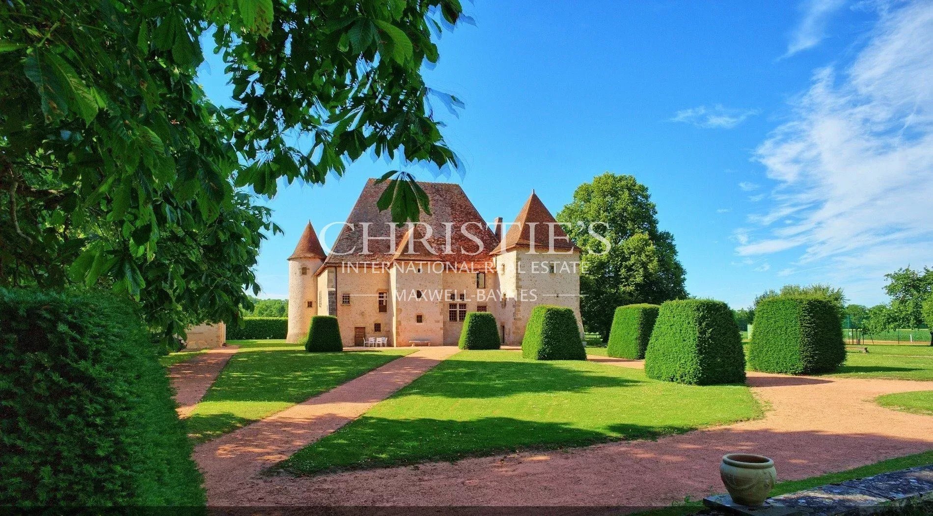 Magnificent Fully Renovated 15 Th Century Château