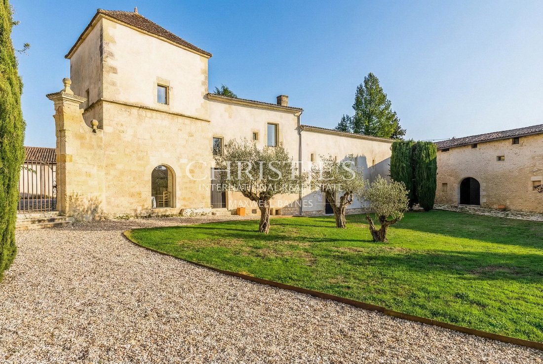 Magnificent Historic Château In The Bordeaux And Saint émilion Region