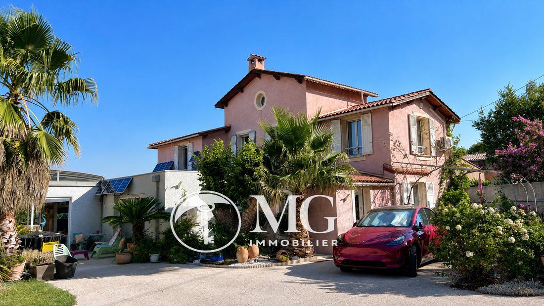 Maison De Caractère De 200 M² Avec Piscine Couverte Et Vue Sur Les Pénitents