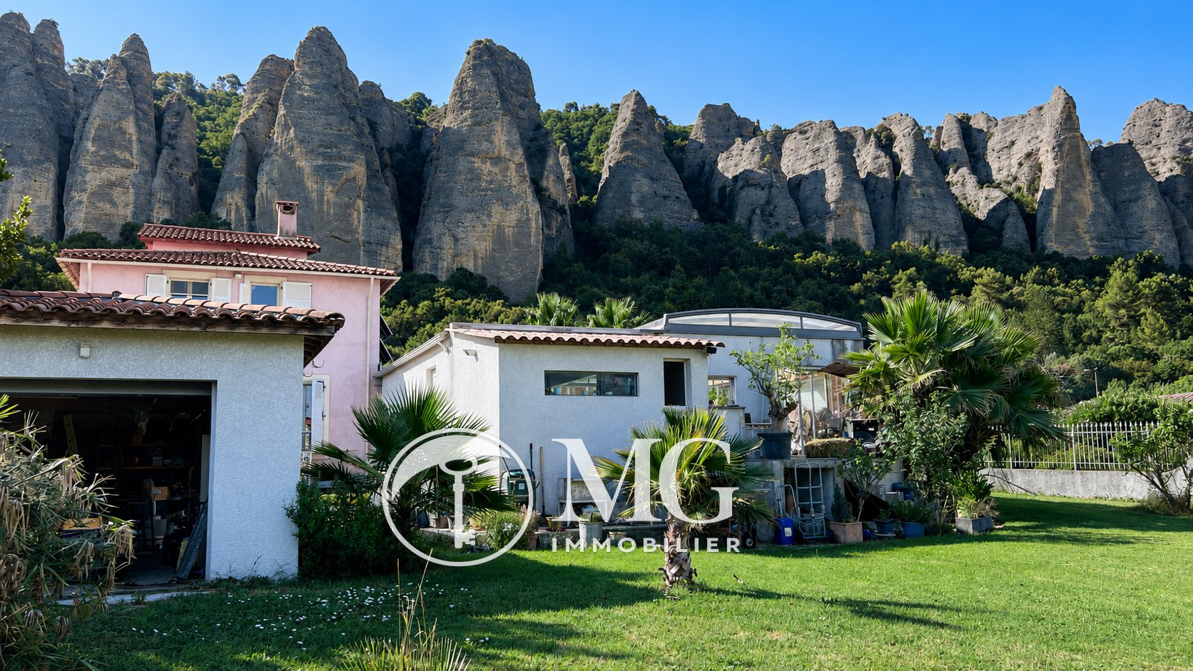 Maison De Caractère De 200 M² Avec Piscine Couverte Et Vue Sur Les Pénitents