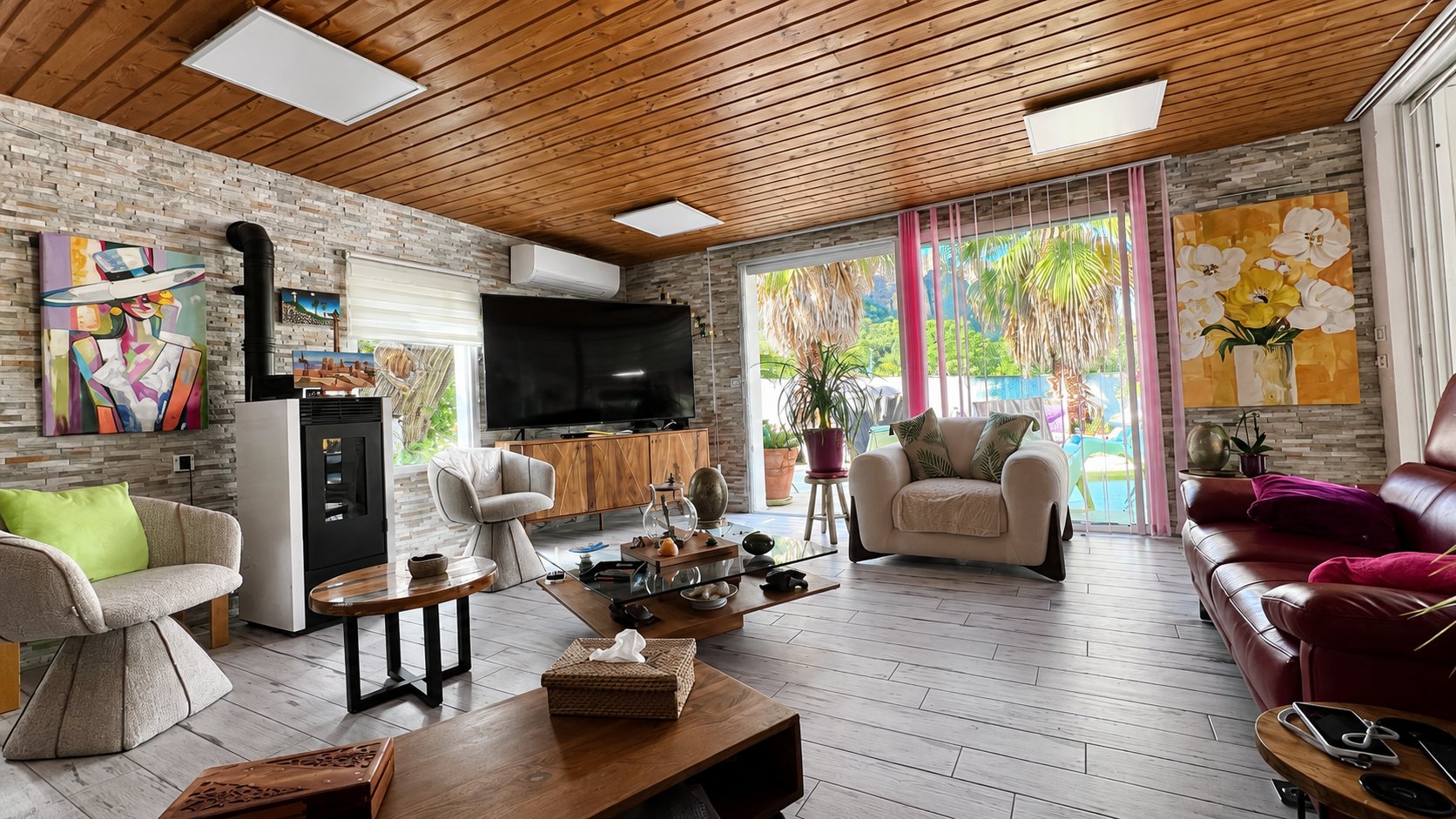 Maison De Caractère De 200 M² Avec Piscine Couverte Et Vue Sur Les Pénitents