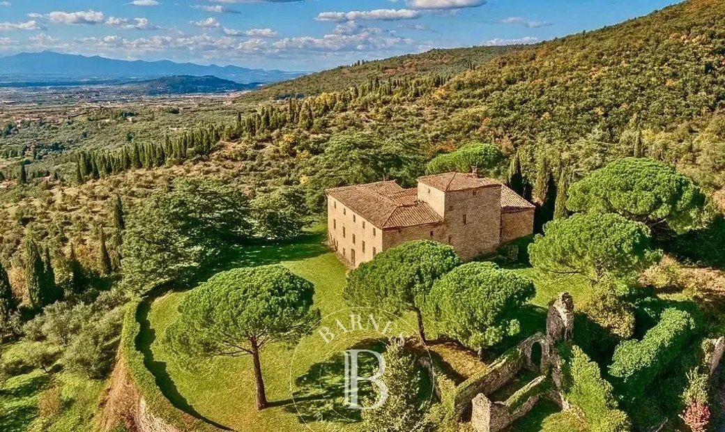 Historic Castle in Tuscany’s Arezzo Province with Medieval Tower and Valley Views