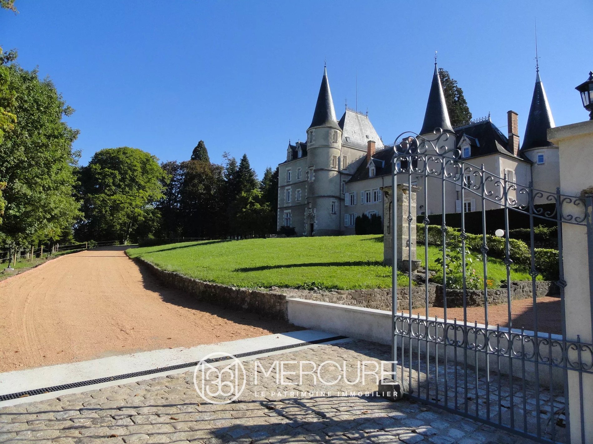 Near Vichy Prestigious 15 Th 19 Th Century Castle In Perfect Condition, On 8.3 Hectares.