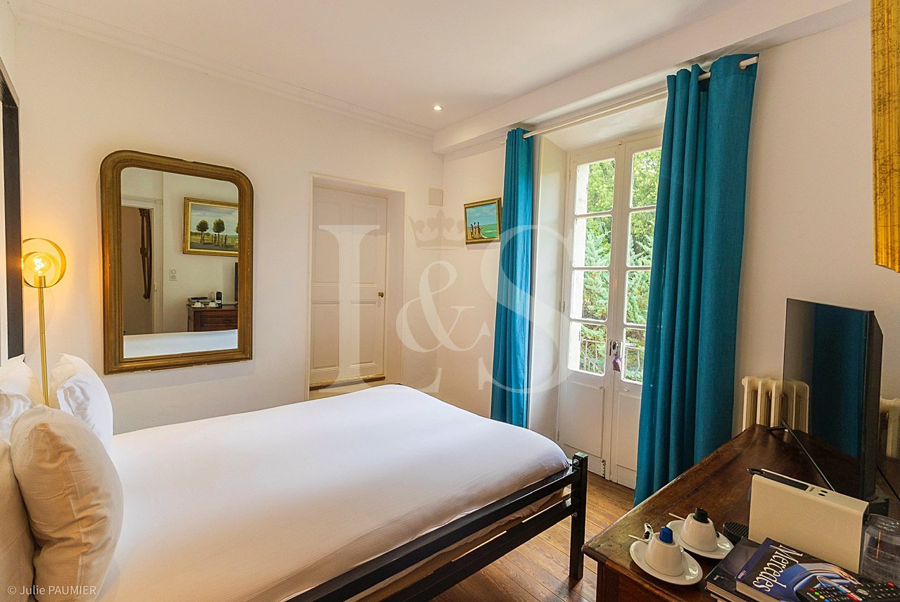 Prestigious Castle With Spa & Swimming Pool In Drôme Provençale