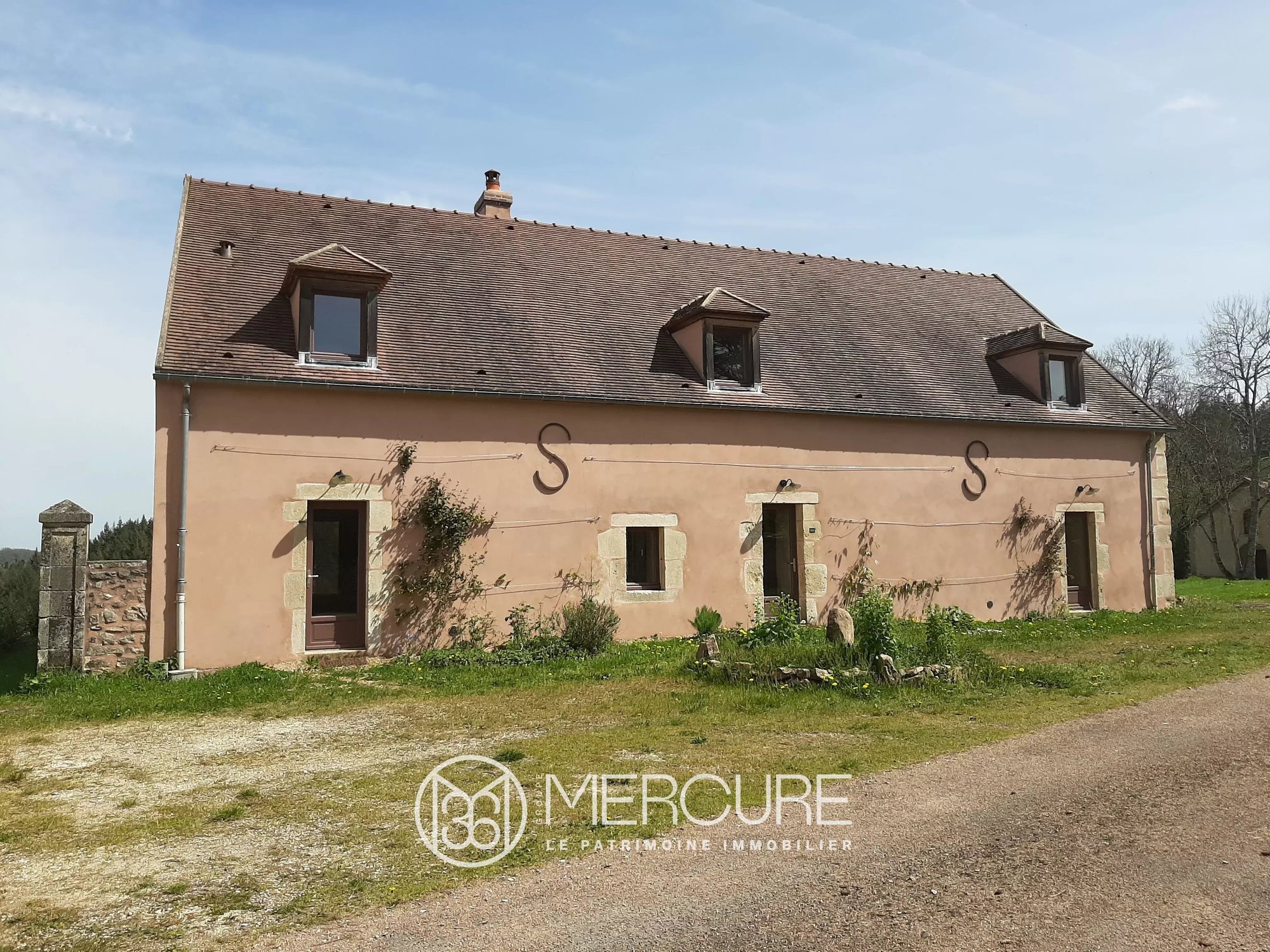 Renovated Château, 66 Ha, Swimming Pool, Spring