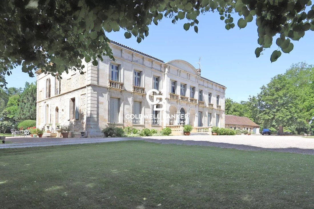 Riverfront Castle, Park, Pool, Outbuildings