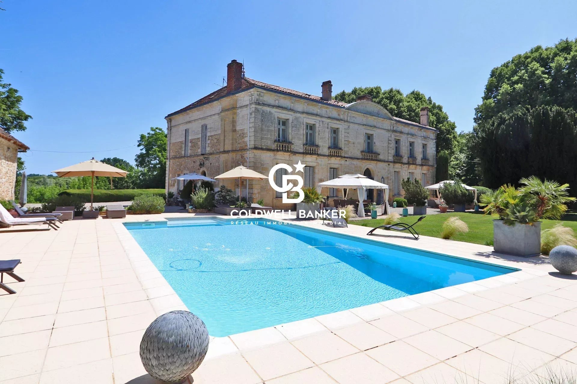 Riverfront Castle, Park, Pool, Outbuildings