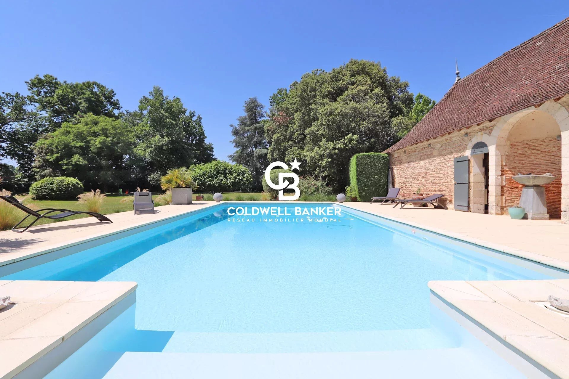 Riverfront Castle, Park, Pool, Outbuildings
