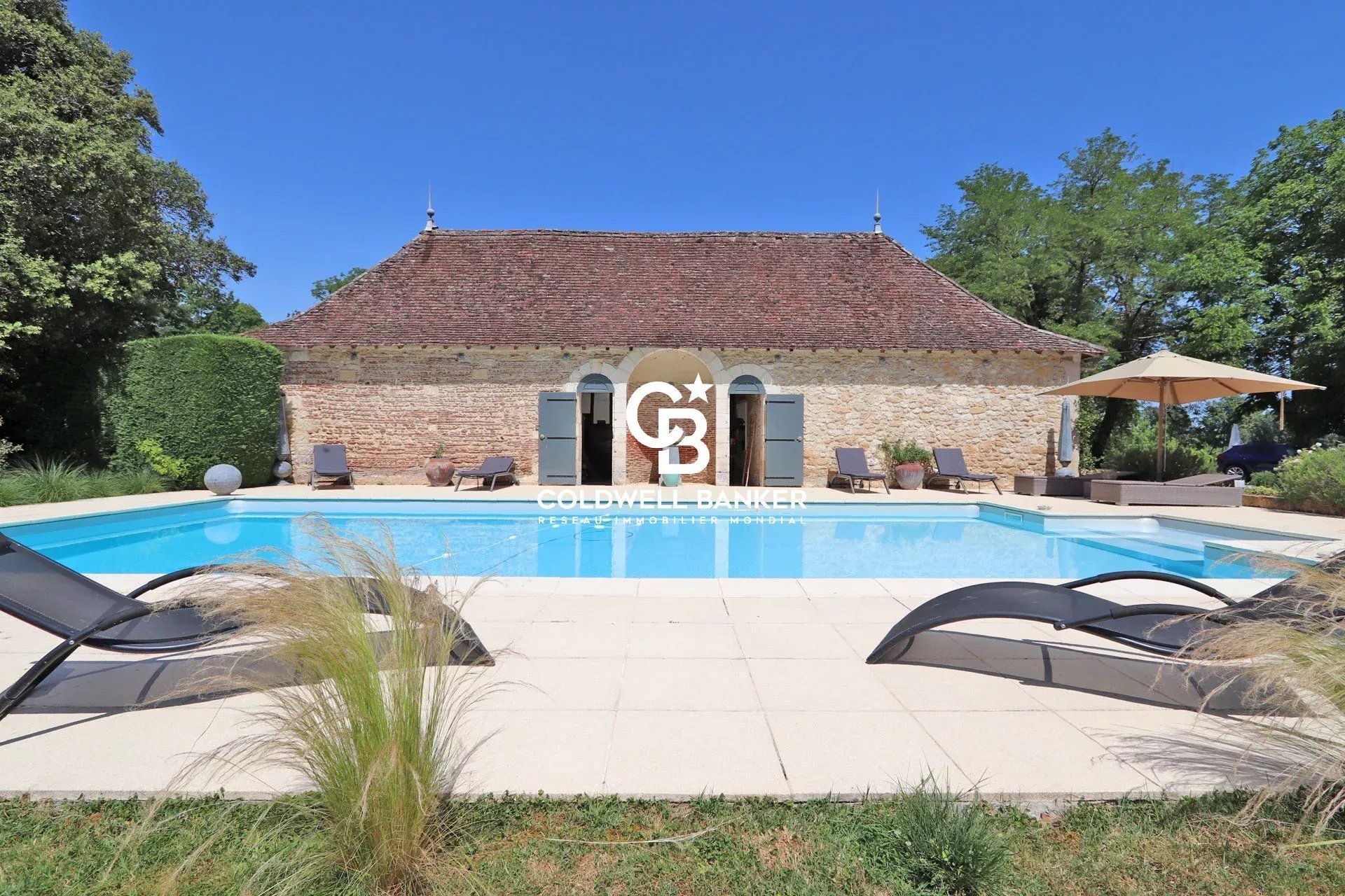 Riverfront Castle, Park, Pool, Outbuildings